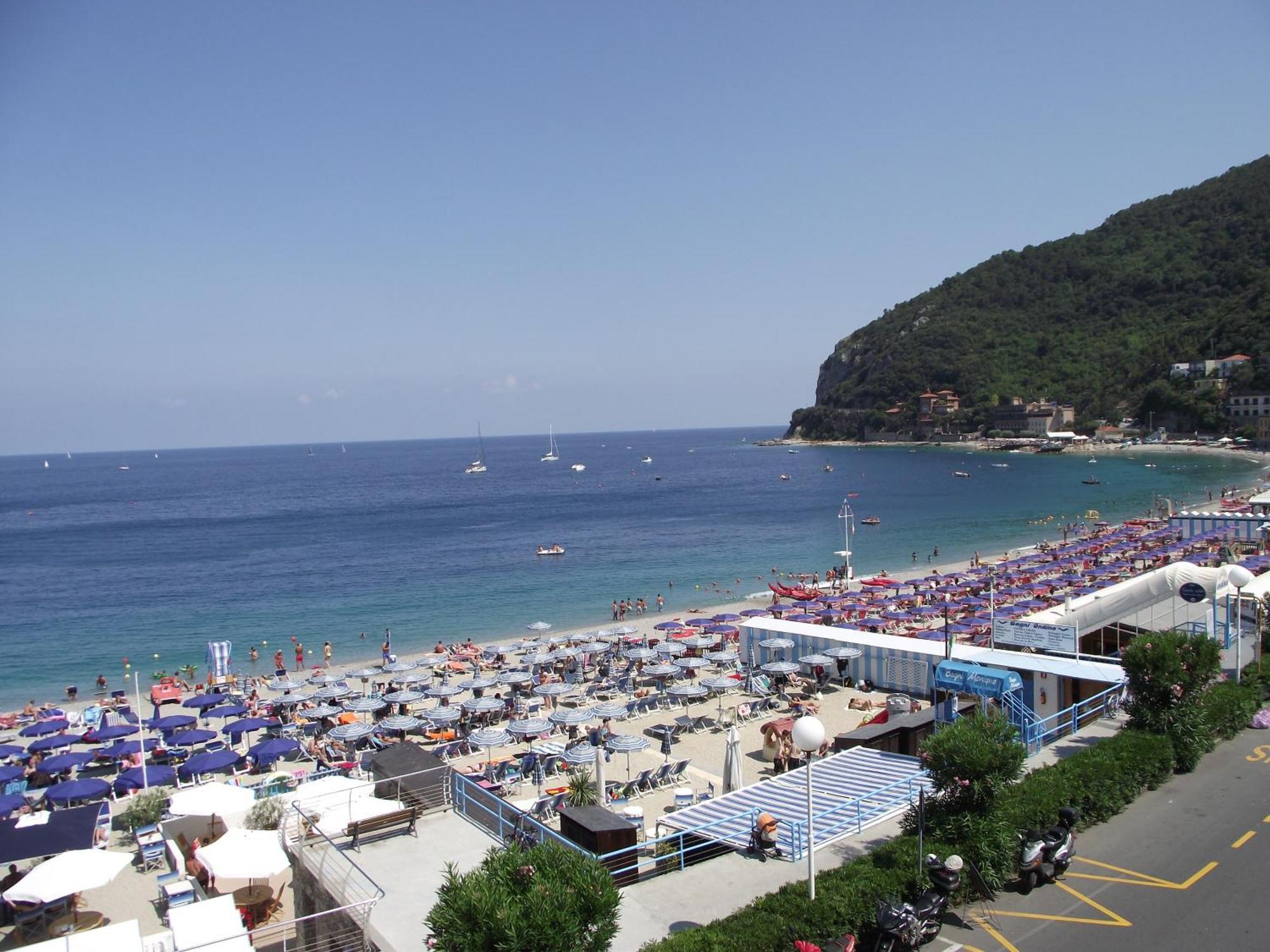Hotel Monique Noli Kültér fotó