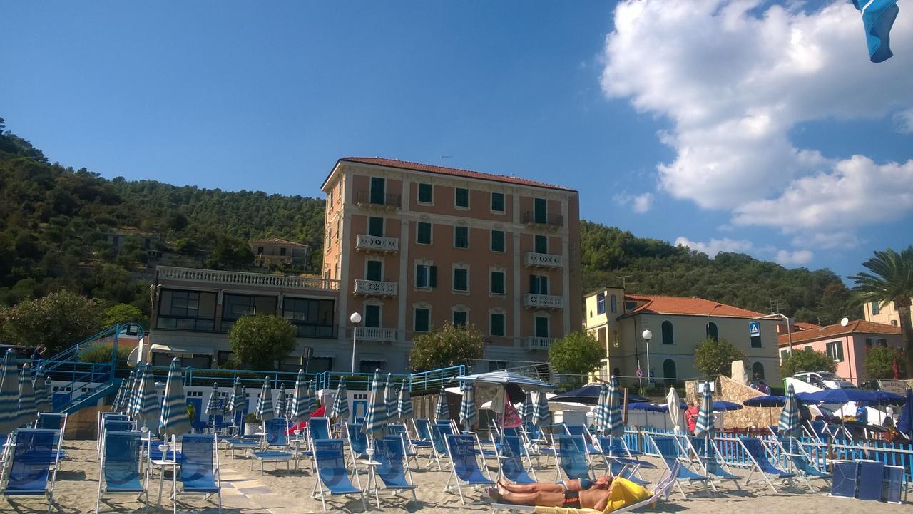 Hotel Monique Noli Kültér fotó