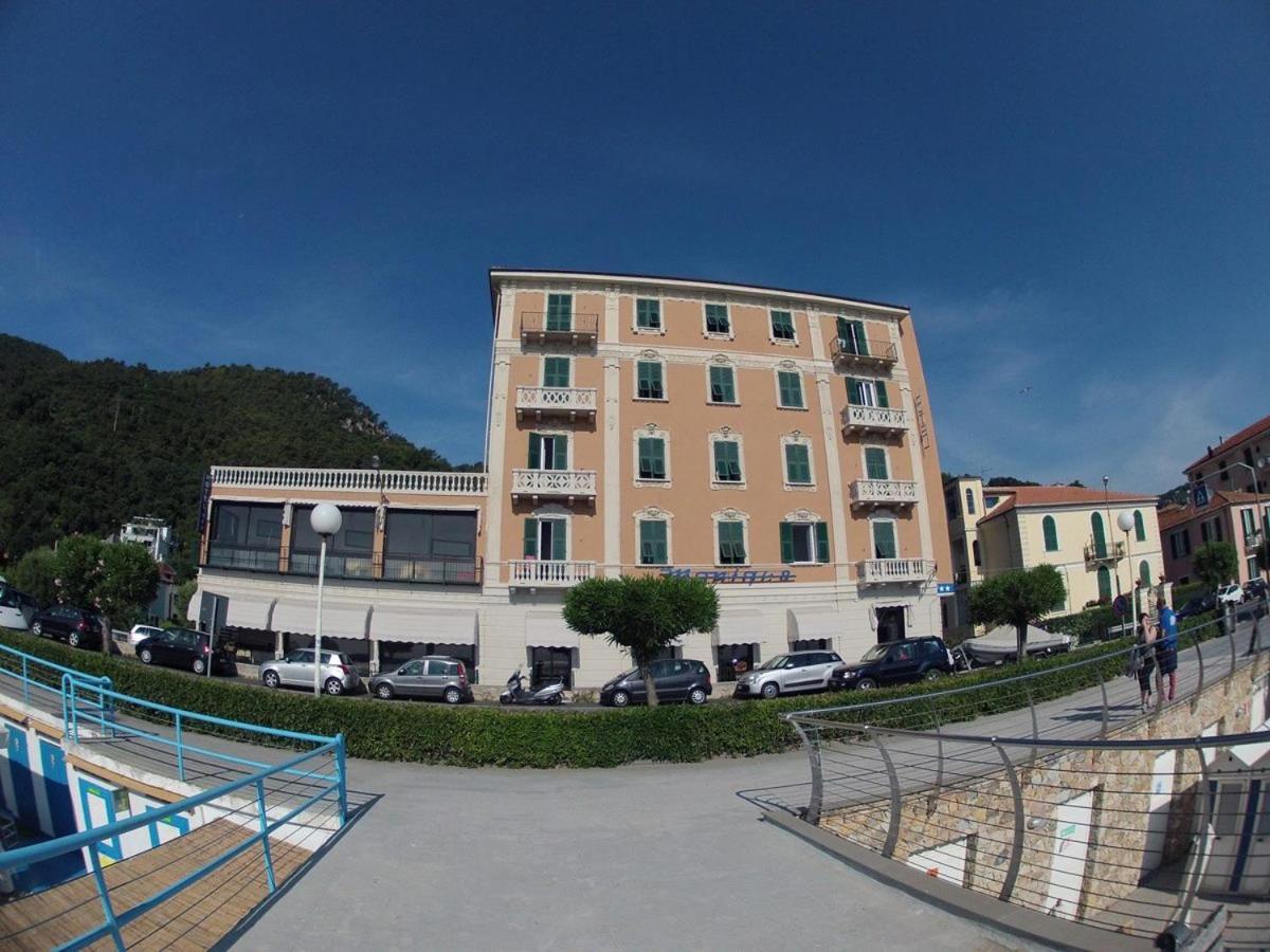 Hotel Monique Noli Kültér fotó